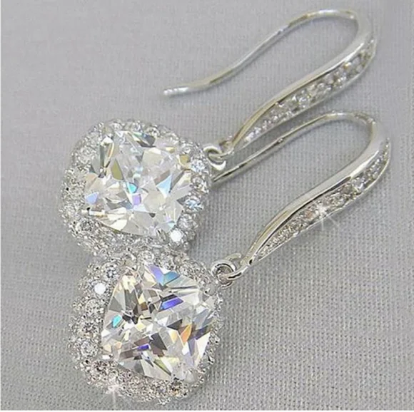 Dangle drop earrings. - Picture 4 of 5